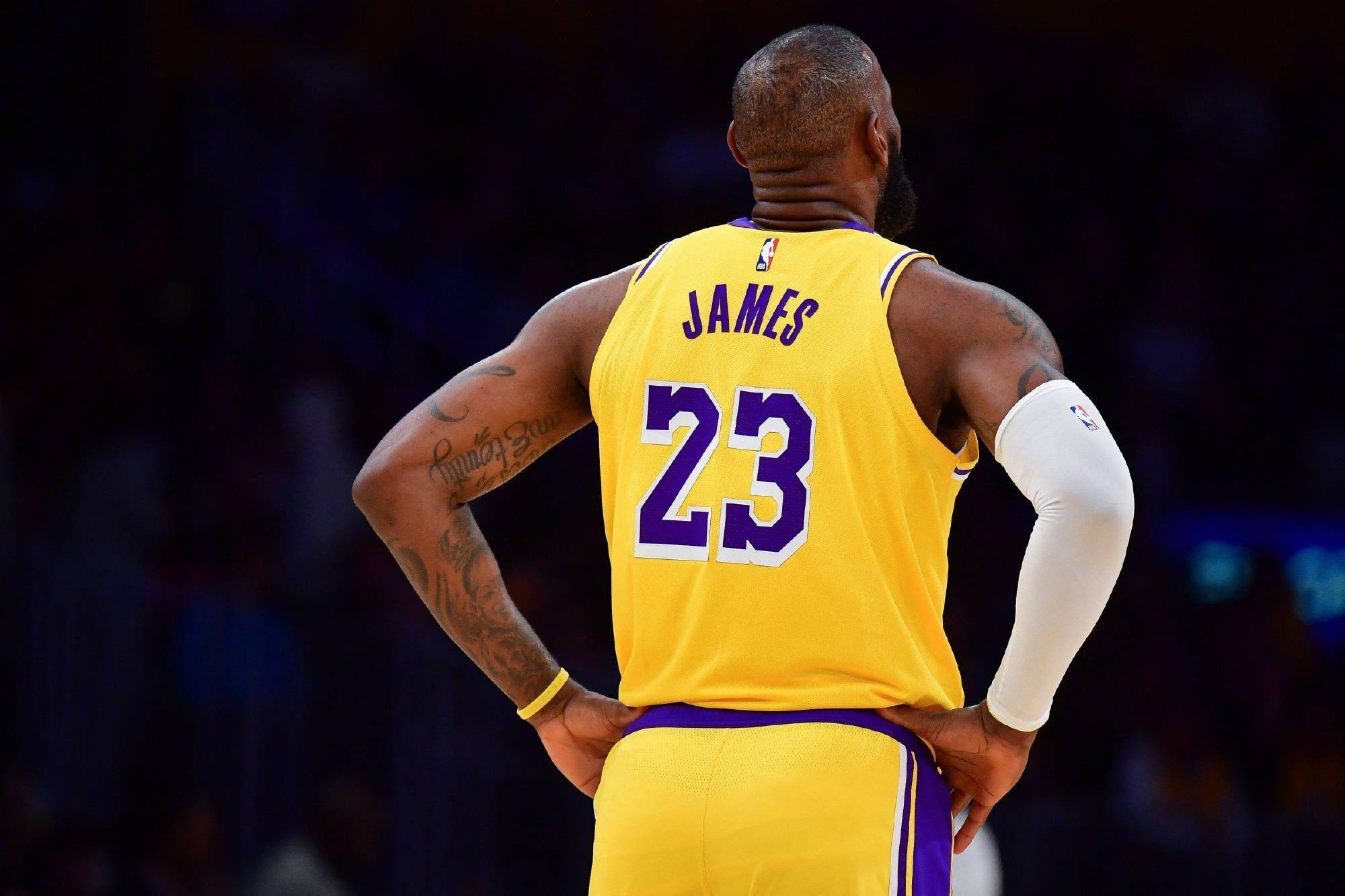 那不勒斯官方：洛博特卡在意杯赛前热身时左腿后胫肌拉伤（那不勒斯官方消息：意杯赛前热身时，洛博特卡左腿后胫肌拉伤）