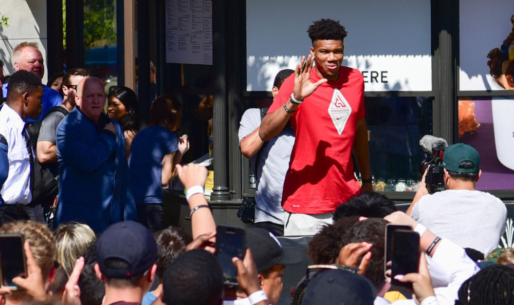 英媒：吉达国民想世界杯后签维尼修斯，准备开5年10亿欧薪水（英媒：吉达国民计划在世界杯后签下维尼修斯，拟开出5年总薪10亿欧）