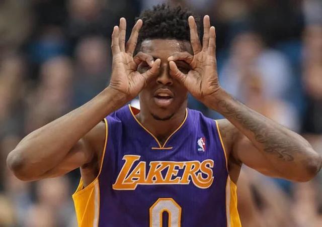 每体记者：弗里克计划让球员训练至周三，之后给他们放三天假（每体：弗里克将训练安排至周三，随后给球员放三天假）