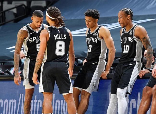 邓加：巴西94年就有欧洲风格；巴西足球DNA是克服生活的逆境（邓加：1994年的巴西已显欧洲化风格，巴西足球的DNA是战胜生活逆境）