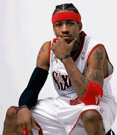 堵更衣室门口骂裁判，比利亚雷亚尔CEO小罗伊格被停赛半个月（围堵更衣室口怒斥裁判，比利亚雷亚尔CEO小罗伊格遭禁赛半月）