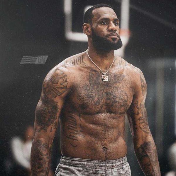 拜仁与柏林联合首次德国杯交手，此前13次联赛交手8胜5平不败（德国杯初遇！拜仁战柏林联合，联赛13战8胜5平保持不败）