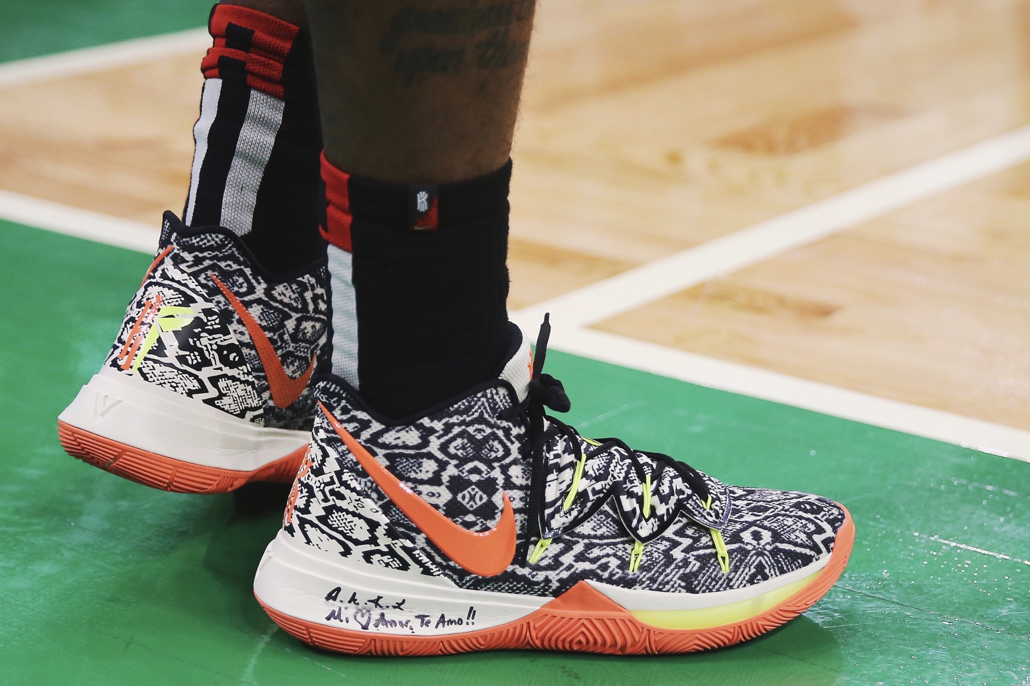 曼晚：曼联可在冬窗尝试引进托尼，他与姆伯莫配合默契（曼晚：曼联冬窗或尝试签下托尼，其与姆伯莫配合默契）